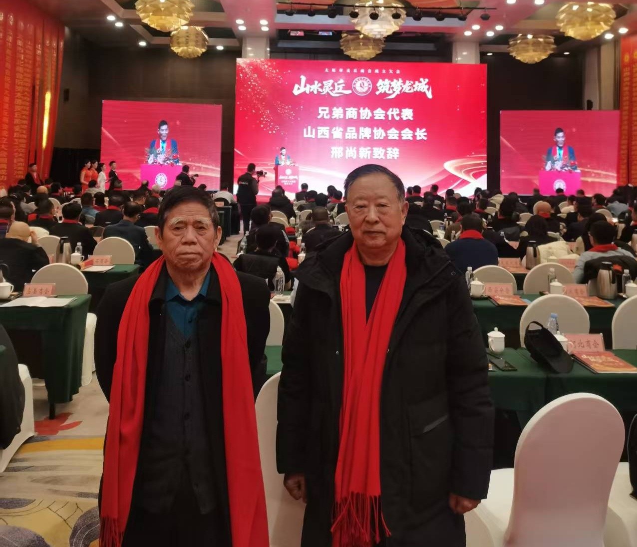 4.我会领导在会议上.jpg